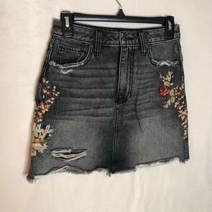 Abercrombie & Fitch Gray Black Floral Embroidered Denim Skirt 26